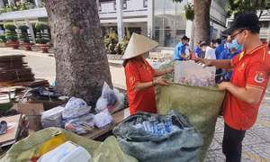 Thu gom ve chai tạo quỹ chăm lo cho thiếu nhi có hoàn cảnh khó khăn