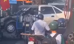 TP Hồ Chí Minh: Xử phạt và tạm giữ xe ba gác chở ô tô gây ùn ứ giao thông