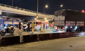 TP Hồ Chí Minh: Hai người đi xe máy tử vong khi va chạm với xe tải