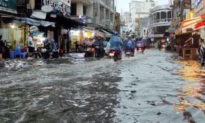 Mưa lớn, nhiều tuyến đường ở TP Hồ Chí Minh chìm trong biển nước