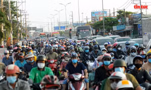 Cửa ngõ miền Tây, phà Cát Lái ùn tắc kéo dài khi người dân quay trở lại TP Hồ Chí Minh