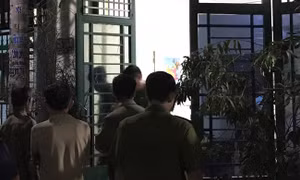 Con gái học lớp 7 đau đớn phát hiện bố treo cổ trong nhà