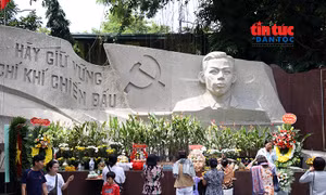 Dòng người thành kính tri ân các anh hùng liệt sĩ tại Công viên Lê Thị Riêng