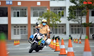 Cảnh sát giao thông so tài lái xe giỏi