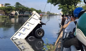 Xe ben lao thẳng xuống kênh Tàu Hủ, lái xe may mắn thoát chết