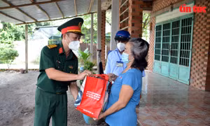 TP Hồ Chí Minh: Trao tặng 500 túi quà cho các gia đình khó khăn ở huyện Củ Chi