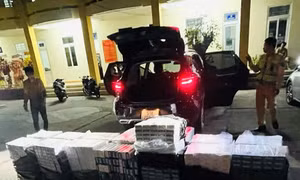 Bắt đối tượng vận chuyển 10.000 gói thuốc lá lậu bằng xe ô tô 