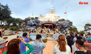 Người dân đổ về 'nóc nhà' miền Tây du Xuân