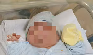 TP Hồ Chí Minh: Phát hiện bé gái sơ sinh bị bỏ rơi bên bờ kênh ở xã Bà Điểm