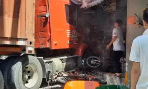 Xe container húc nhiều xe máy rồi lao vào nhà dân