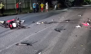 Hai xe máy đối đầu trong đêm, 4 người thương vong