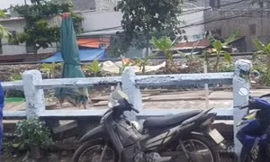 Để lại xe máy, người phụ nữ lao vào đoàn tàu Bắc Nam tự tử