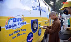Xe buýt phát khẩu trang miễn phí cho người dân vui Xuân đón Tết