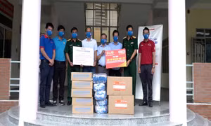 Trao thiết bị y tế và thực phẩm cho Bệnh viện dã chiến Củ Chi