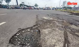 TP Hồ Chí Minh: Đường Nguyễn Văn Linh xuống cấp, tiềm ẩn nguy cơ mất an toàn giao thông
