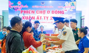 Bộ Tư lệnh Vùng Cảnh sát biển 3 mang Xuân đến quân dân huyện đảo Phú Quý