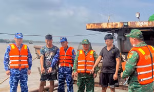 Cảnh sát biển phối hợp Biên phòng kiểm tra tàu không số hiệu chở cát