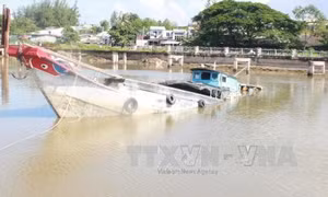 Chìm ghe trên biển Cần Giờ, 5 người may mắn thoát chết
