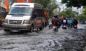 Mưa lớn, đường TP Hồ Chí Minh ngập lênh láng nước