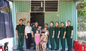 Bộ Tư lệnh TP Hồ Chí Minh thăm con quân nhân mắc bệnh hiểm nghèo