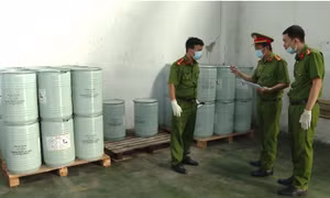 Bắt giam 17 đối tượng mua bán trái phép chất độc xyannua 