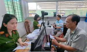 TP Hồ Chí Minh: Ngày đầu triển khai tiếp nhận đổi, cấp lại giấy phép lái xe tại 22 điểm