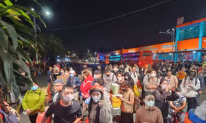 'Biển' người vạ vật ở bến xe Miền Tây lúc nửa đêm về quê đón Tết