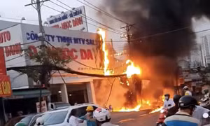 TP Hồ Chí Minh: Cháy trạm điện lan sang showroom ô tô
