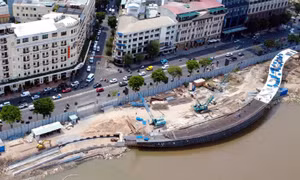 Cầu đi bộ qua sông Sài Gòn dần thành hình sau hơn 1 năm thi công