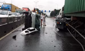 TP Hồ Chí Minh: Liên tiếp 2 vụ ô tô đâm vào dải phân cách, lật nhào trên đường