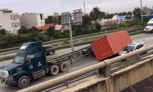 Container rơi đè 'xế hộp', lái xe may mắn thoát chết
