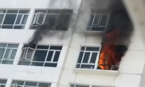 Cháy căn hộ chung cư, hàng trăm cư dân hoảng loạn tháo chạy 