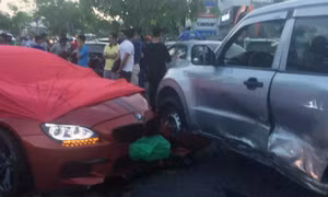 Ô tô BMW lao qua dải phân cách, đâm gẫy 2 cây xanh, rồi lao vào 4 ô tô, xe máy