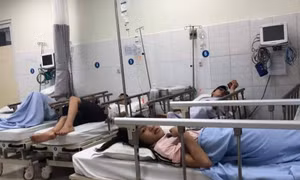 10 người nhập viện cấp cứu nghi ngộ độc thức ăn ở nhà hàng