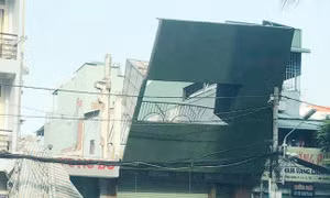 Bảng quảng cáo đổ vào cột điện, nhiều người đi đường hốt hoảng tháo chạy