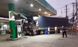 TP Hồ Chí Minh: Xe tải va chạm xe container rồi lao thẳng vào cây xăng