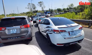 Lưu lượng xe đông, nhiều tuyến đường từ miền Tây về TP Hồ Chí Minh ùn tắc