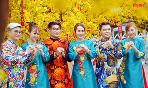 Người dân TP Hồ Chí Minh diện áo dài dạo phố ông đồ, e ấp bên mai vàng