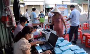 Chợ đầu tiên ở TP Hồ Chí Minh áp dụng cấp phiếu ra vào để kiểm soát, phòng chống dịch COVID-19
