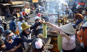 Người dân TP Hồ Chí Minh xếp hàng mua cá lóc nướng ngày vía Thần Tài