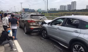 Bốn ô tô đâm liên hoàn trên cao tốc