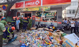 TP Hồ Chí Minh: Sập cửa hàng tiện lợi, nhân viên bị mắc kẹt