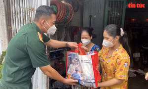 Trung đoàn Gia Định trao quà cho các trẻ em mồ côi cha mẹ vì dịch COVID-19