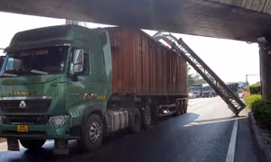 Xe đầu kéo 'hạ gục' giá long môn, giao thông ùn tắc hơn 3km