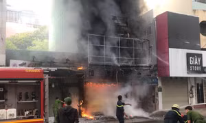 Cháy lớn nhà cao tầng, 2 người được giải cứu 