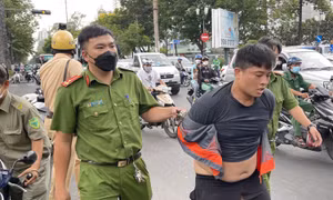 CSGT TP Hồ Chí Minh truy đuổi, tóm gọn đối tượng cướp giật điện thoại