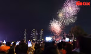 TP Hồ Chí Minh: ‘Biển người’ xem pháo hoa mừng 50 năm thống nhất đất nước