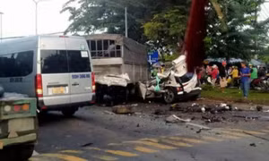 TP Hồ Chí Minh: Bốn xe ô tô va chạm liên hoàn, 2 người tử vong 