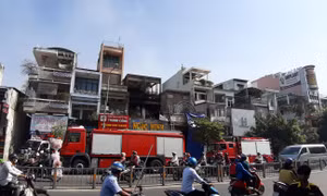 Quán bar cháy rừng rực lúc 3 giờ sáng, lực lượng chữa cháy vẫn đang nỗ lực dập lửa