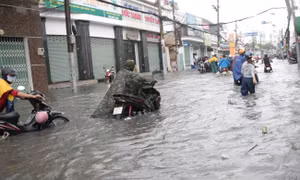 TP Hồ Chí Minh tiếp tục mưa lớn, nhiều tuyến đường bị ngập nặng